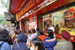 Giá vàng hôm nay mới nhất (5/2) giảm sốc: Nhà vàng "xả hàng", người mua vẫn xếp hàng dài