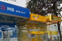 Cảnh lạ lùng trước cửa các cây ATM ngày giáp Tết