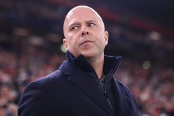 HLV Slot nói "đá đẹp quan trọng hơn danh hiệu", fan Liverpool chê tệ như Amorim