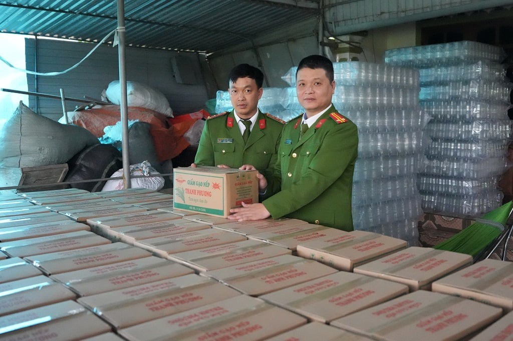 Người phụ nữ ở Nghệ An dùng axit pha với nước lã sản xuất 60.000 lít giấm giả - 1