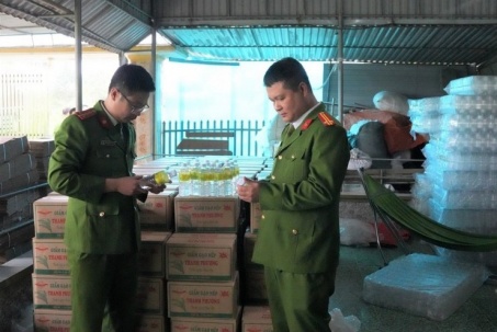 Người phụ nữ ở Nghệ An dùng axit pha với nước lã sản xuất 60.000 lít giấm giả