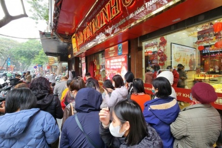 Giá vàng hôm nay mới nhất (5/2) giảm sốc: Nhà vàng "xả hàng", người mua vẫn xếp hàng dài