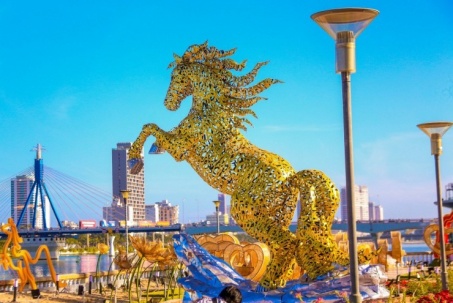 Cận cảnh linh vật ngựa cõng 94 phường, xã trên lưng