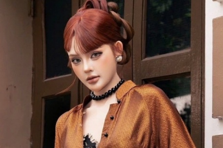 'Áo dài' mở khuy lộ nội y gây bàn tán