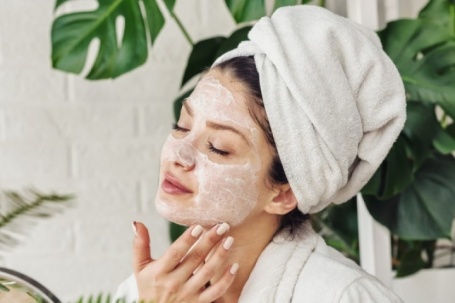 3 thói quen khi gội đầu khiến tóc nhanh bết dầu