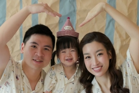 Đỗ Mỹ Linh cùng con gái diện pyjama mừng sinh nhật chồng