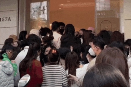 Người Việt chi gần 300 tỷ đồng mua áo dài Tết