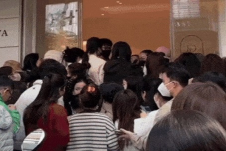 Người Việt chi gần 300 tỷ đồng mua áo dài Tết