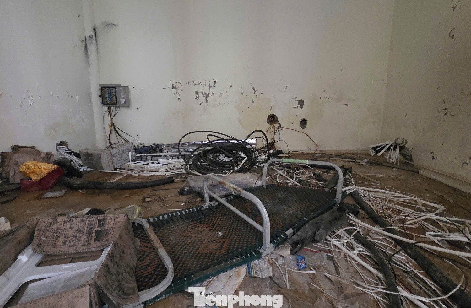 Nhiều hệ thống trần nhà bị cạy phá để lấy dây điện. Phía ngoài trung tâm, hệ thống trạm biến áp tổng trị giá hàng trăm triệu đồng cũng bị kẻ xấu đập phá để lấy cắp thiết bị.