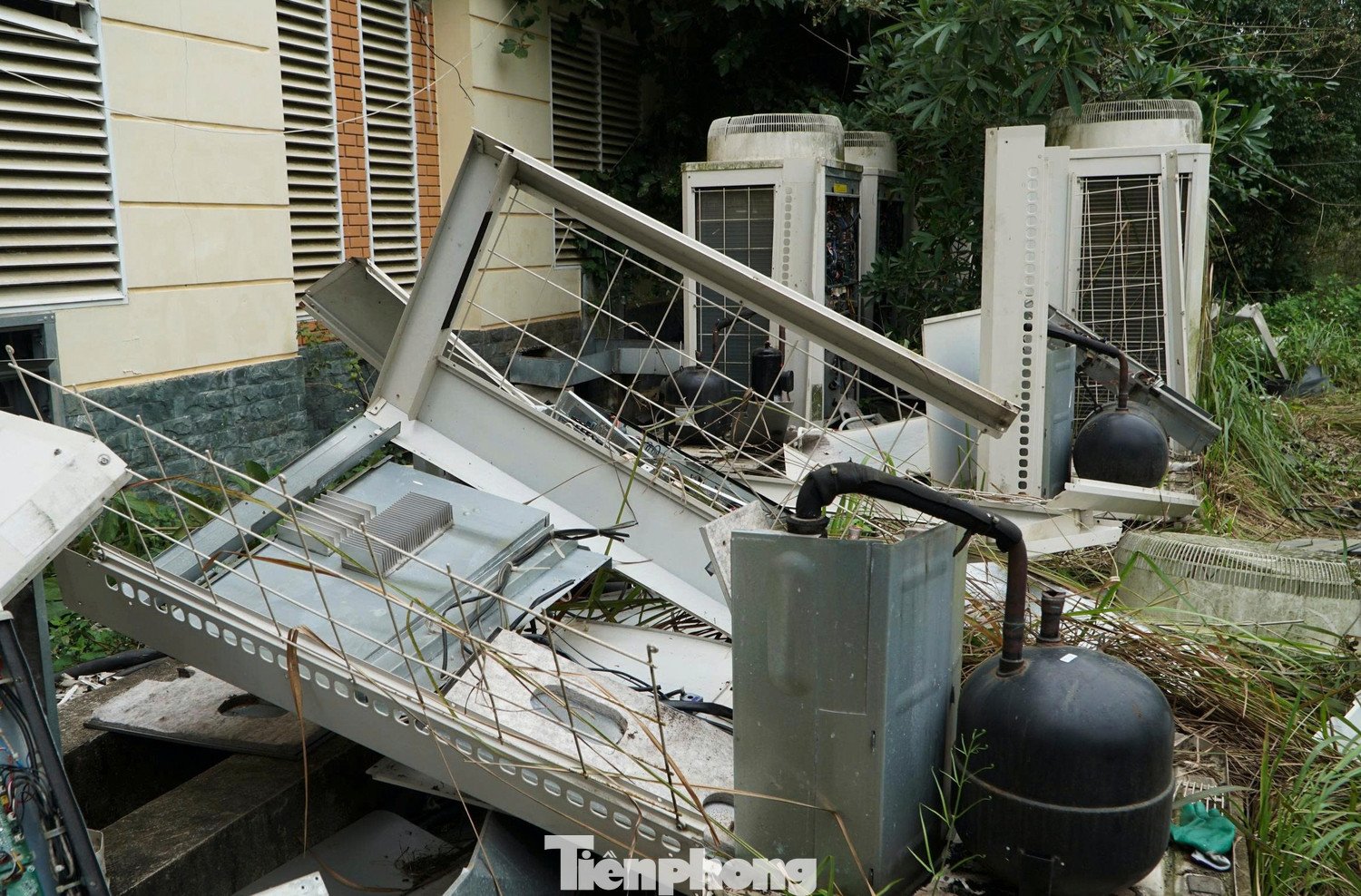 Nhiều hệ thống trần nhà bị cạy phá để lấy dây điện. Phía ngoài trung tâm, hệ thống trạm biến áp tổng trị giá hàng trăm triệu đồng cũng bị kẻ xấu đập phá để lấy cắp thiết bị.