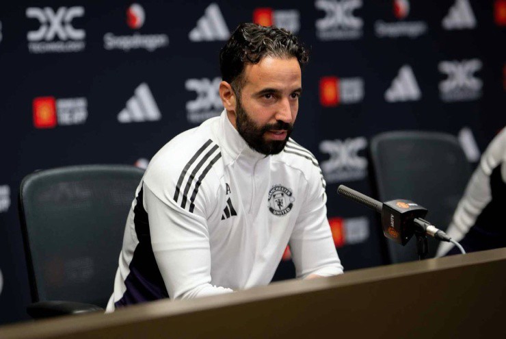 HLV Amorim chọn im lặng sau khi rời MU