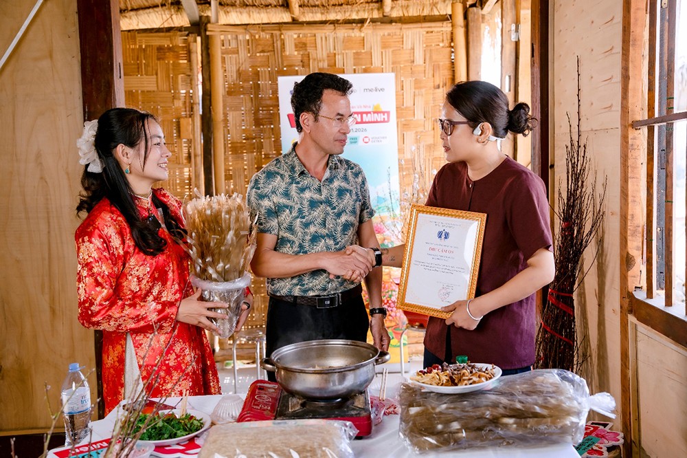 Ông Nguyễn Bá Kiện trao thư cảm ơn cho nhà sáng tạo nội dung đồng hành cùng xã Bình Lư xây dựng Xã TMĐT