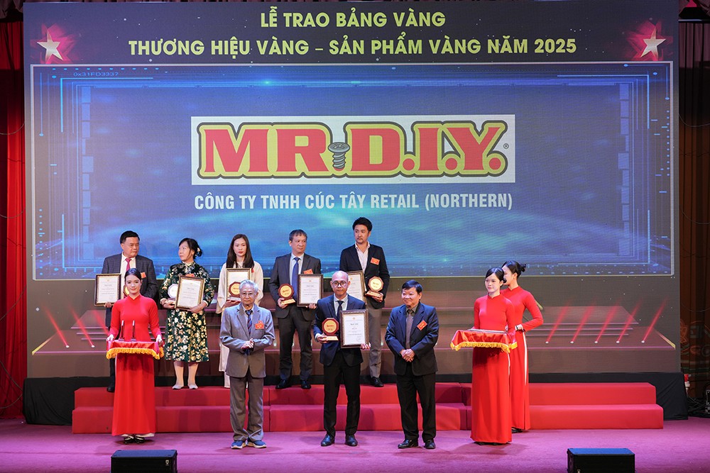 Đại diện MR D.I.Y. nhận giải thưởng tại sự kiện