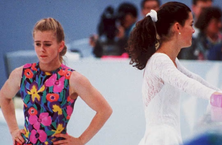 Nancy Kerrigan (bên phải) và&nbsp;Tonya Harding (bên trái) năm 1994