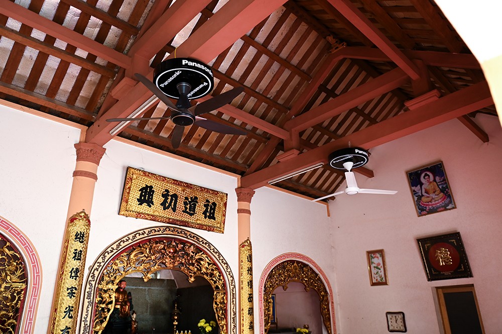 Không gian chùa Ninh Phúc (Ninh Bình) trở nên mát mẻ hơn từ khi được trao tặng quạt Panasonic