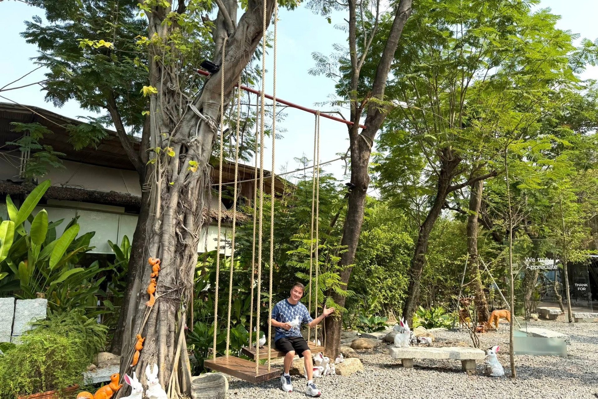 Ca sĩ mở quán cà phê ở tuổi 55.&nbsp;