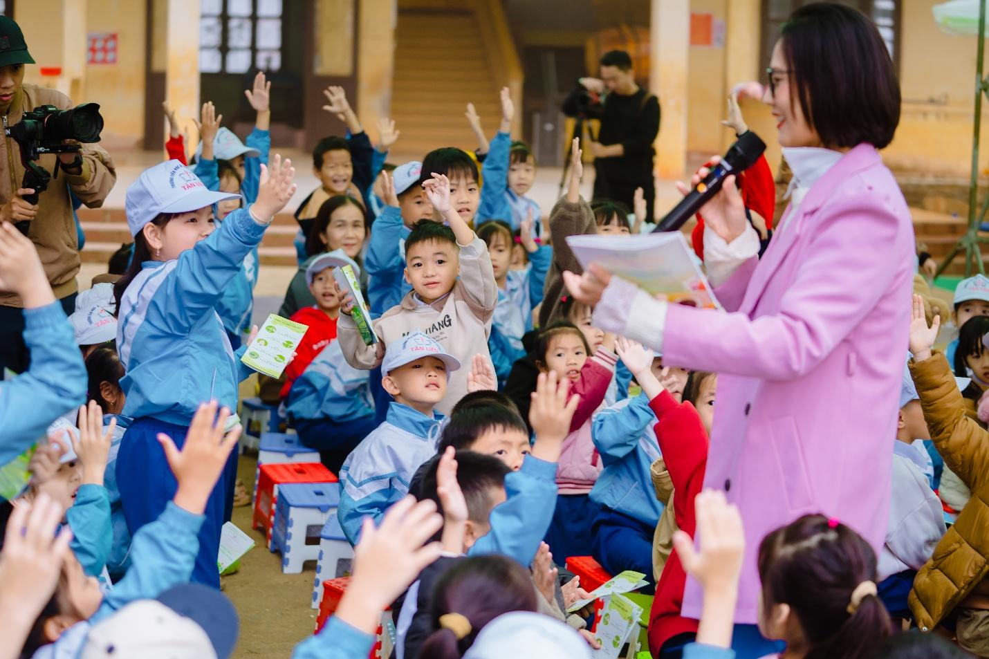 Các em học sinh hào hứng tham gia các hoạt động vừa học vừa chơi.