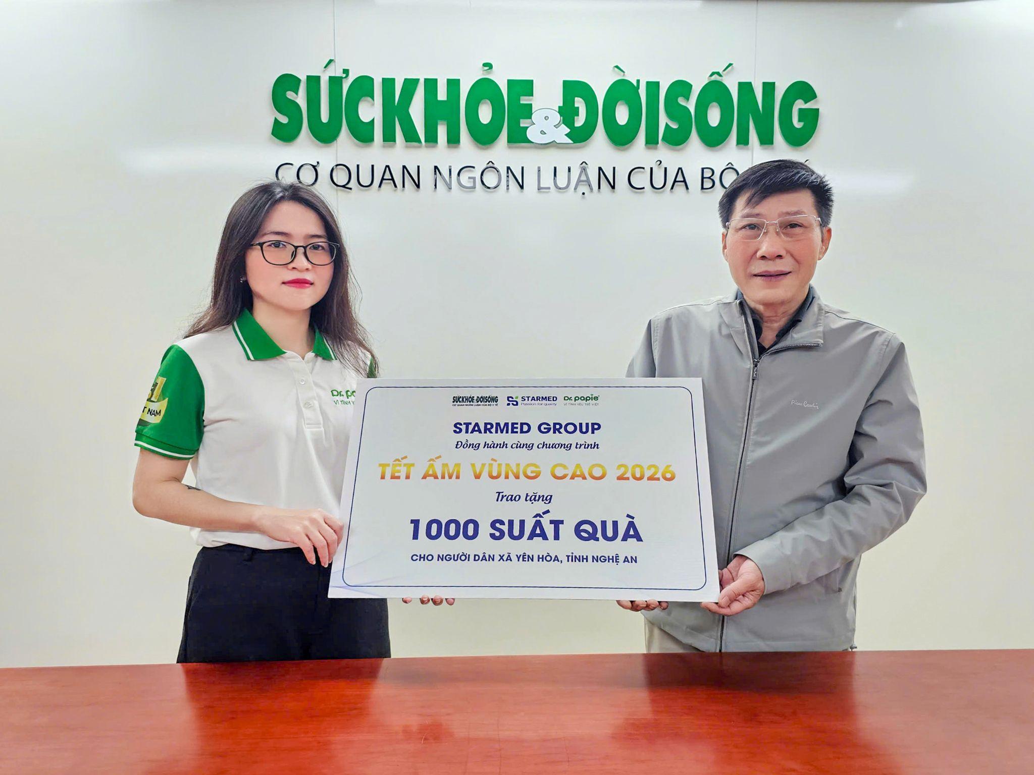 Đại diện nhãn hàng Dr.Papie (Tập đoàn Dược phẩm STARMED) trao tặng quà và kinh phí hỗ trợ chương trình “Tết ấm vùng cao 2026”