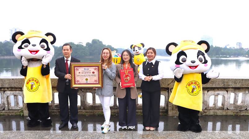 MR D.I.Y. nhận Kỷ lục Việt Nam với chiến dịch Phao khổng lồ tại Hà Nội tháng 11/2025