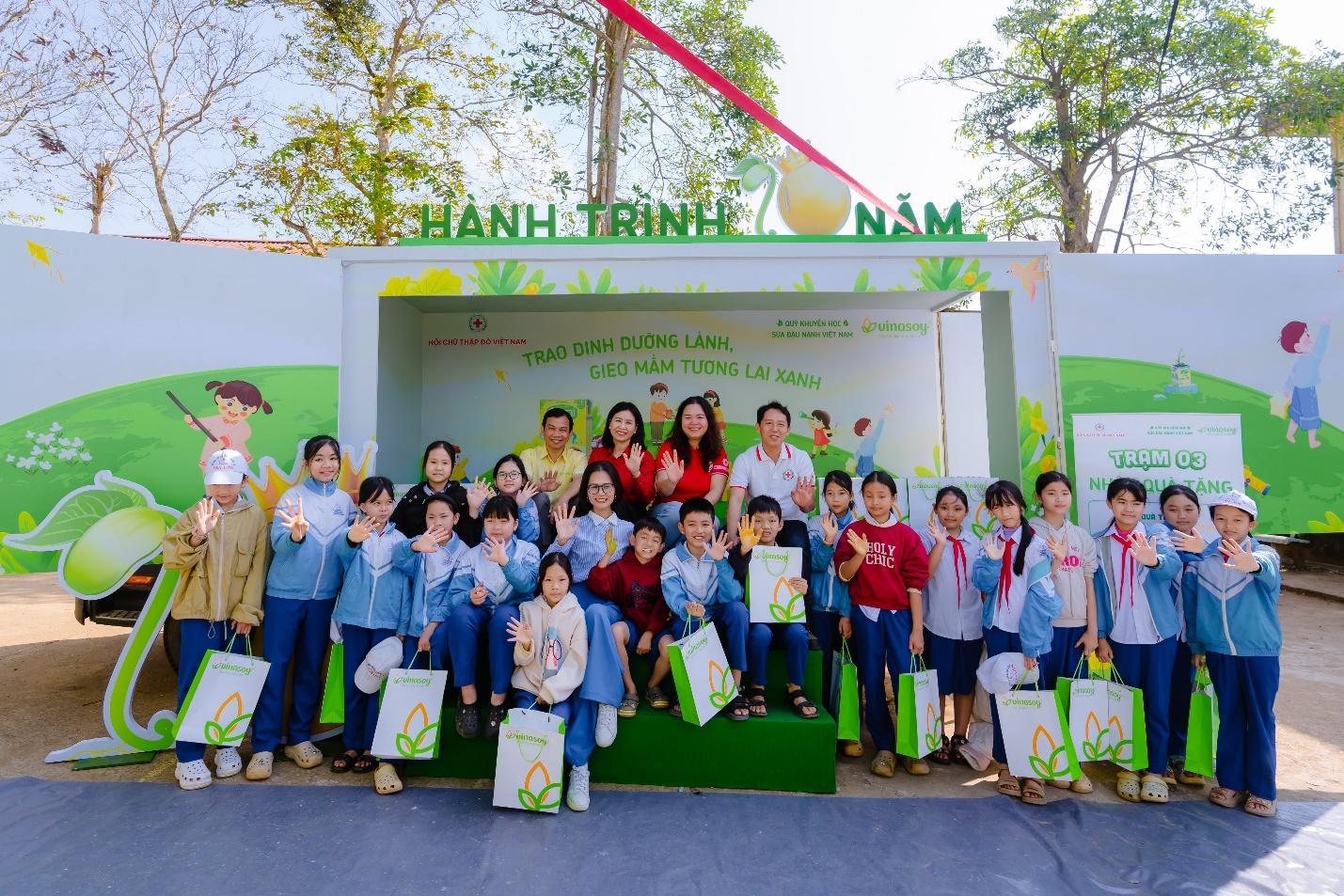 “Chuyến xe trao dưỡng chất lành” viết tiếp câu chuyện đồng hành đầy yêu thương cùng các em nhỏ.