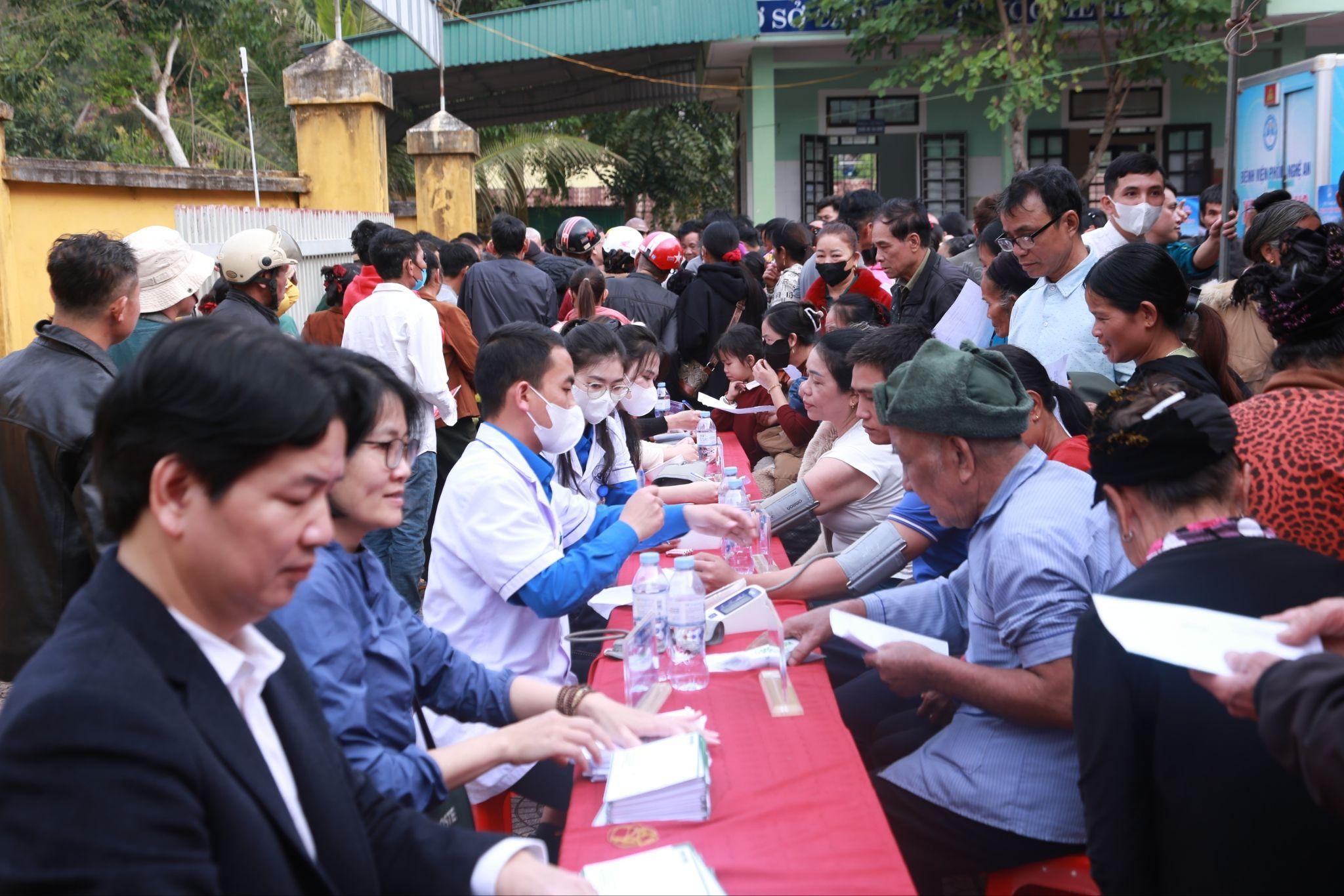 Từ sáng sớm, nhiều người dân đã có mặt tại trạm y tế, kiên nhẫn chờ đến lượt được thăm khám và tư vấn.