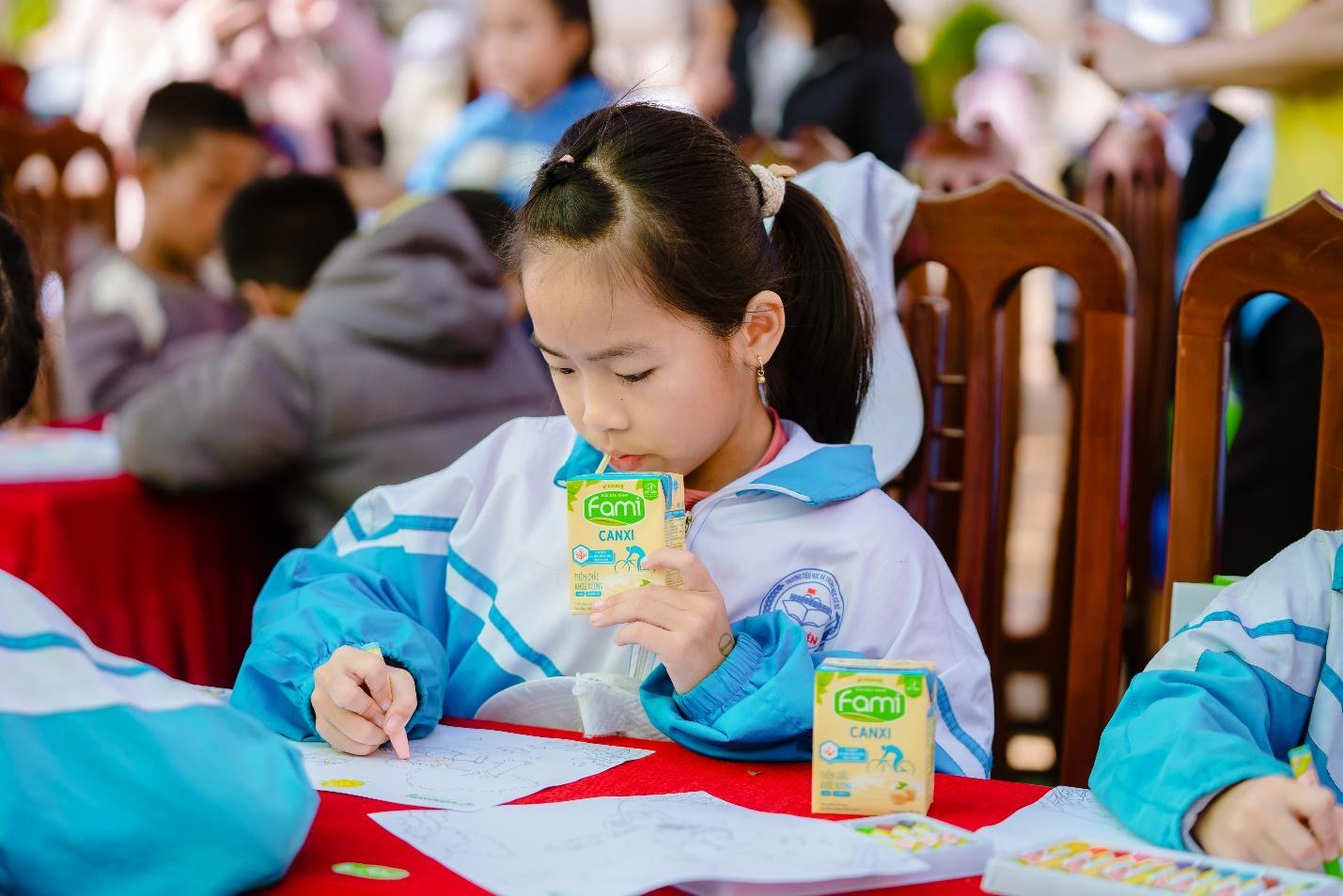 Mỗi ngày đến trường các em lại có thêm niềm vui được uống sữa.