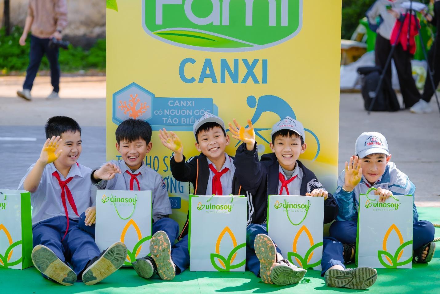 Các buổi ngoại khóa biến sân trường thành không gian tràn ngập tiếng cười.