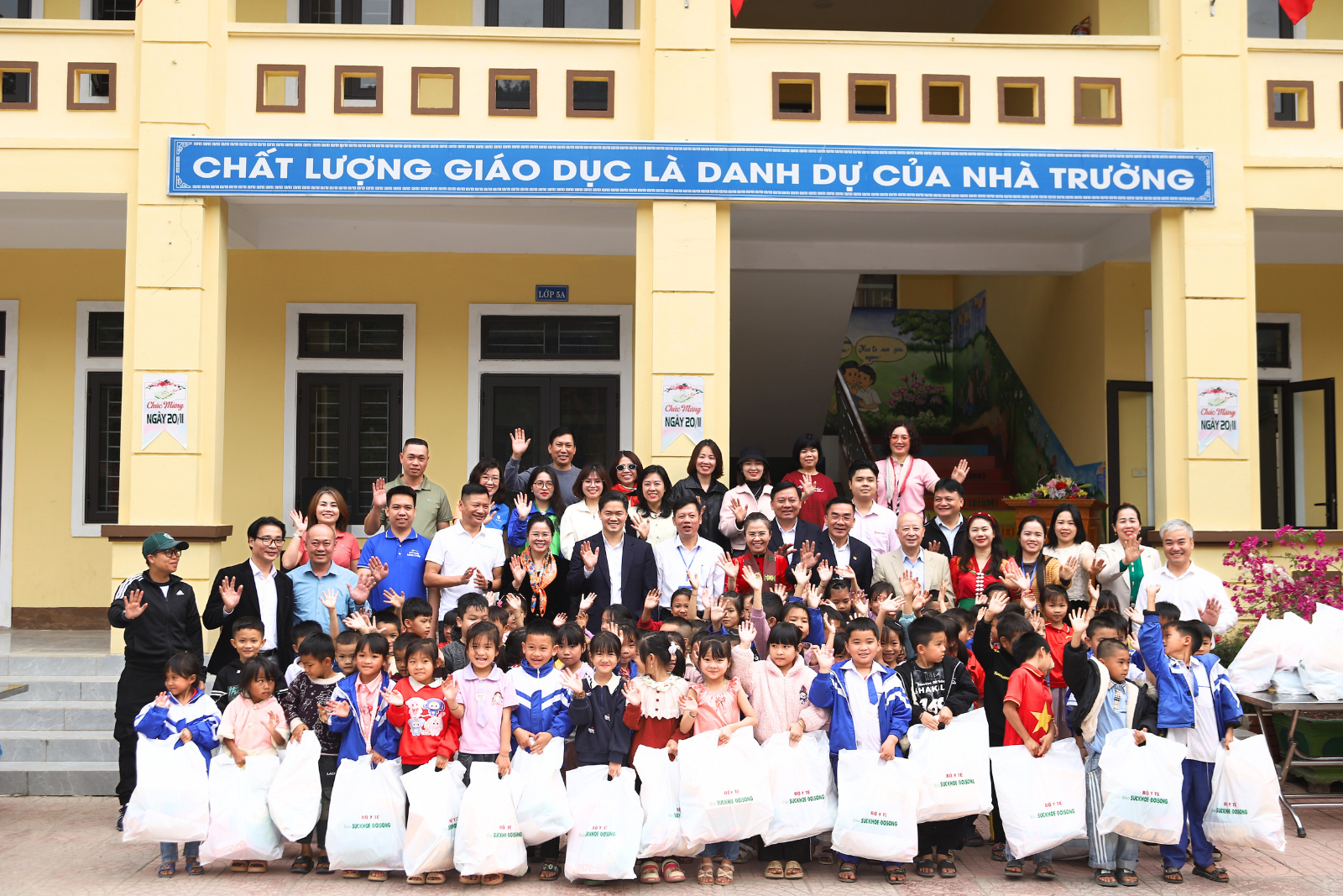 Những phần quà Tết được trao tận tay người dân, phụ nữ mang thai và trẻ em tại xã Yên Hòa, mang theo sự sẻ chia và động viên trong dịp Tết Nguyên đán.