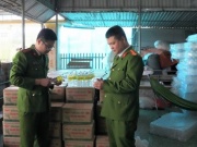 Người phụ nữ ở Nghệ An dùng axit pha với nước lã sản xuất 60.000 lít giấm giả