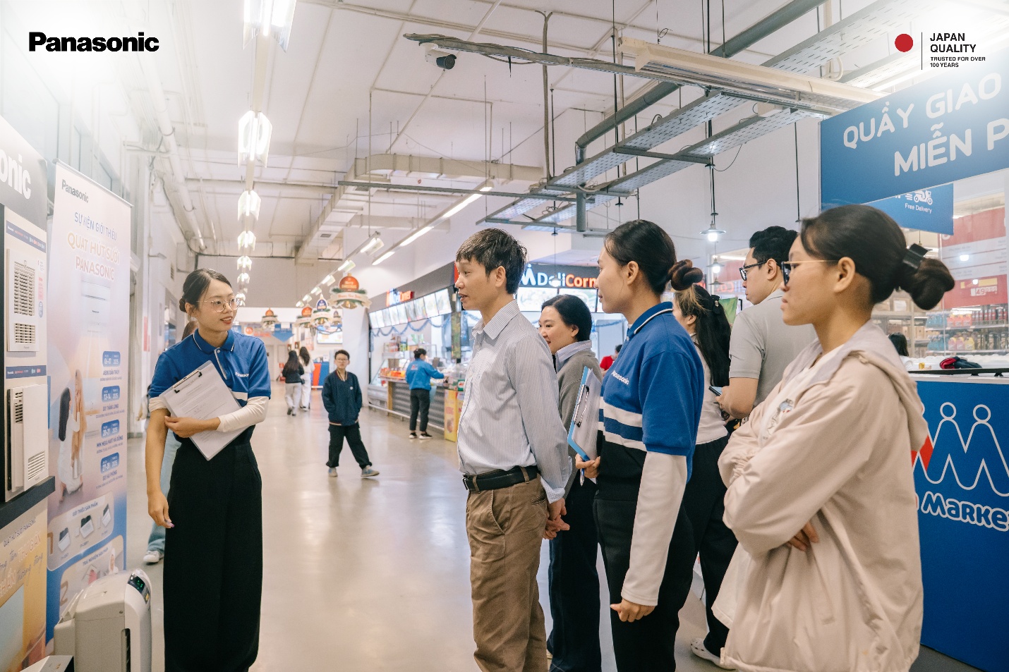 Đông đảo khách hàng quan tâm đến quạt hút sởi Panasonic tại MM Mega Market Hà Đông