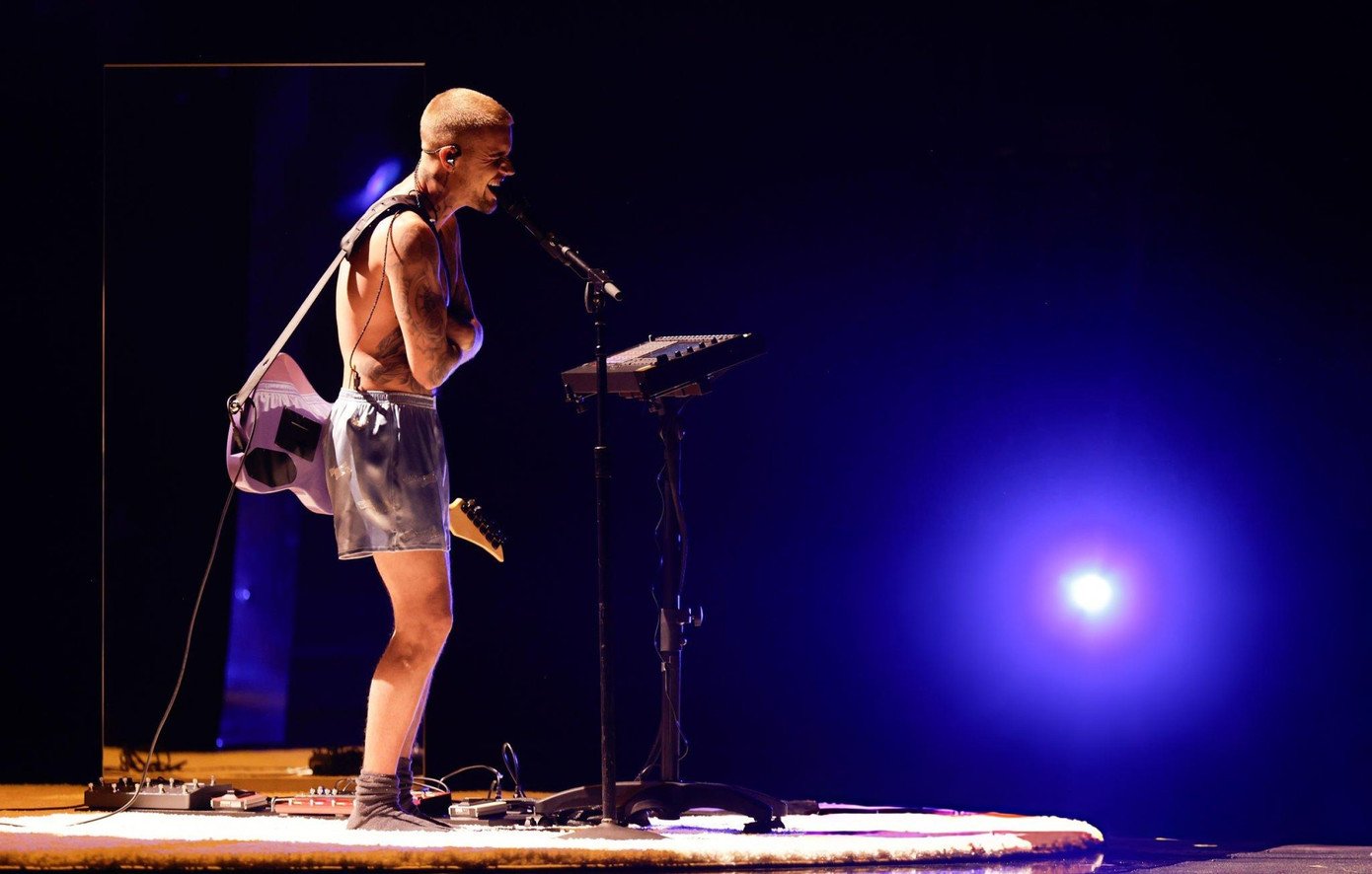 Justin Bieber chiếm trọn "spotlight" vì phong cách điên rồ.