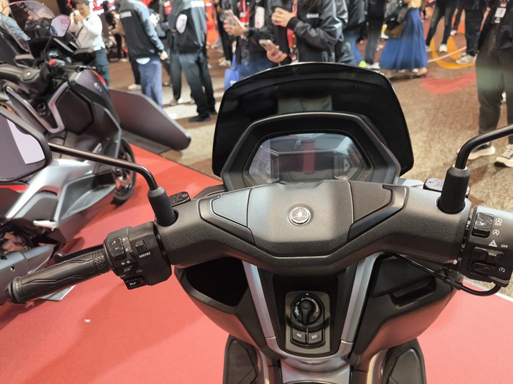 Yamaha giới thiệu NMAX TECH MAX 2026, "thách thức" SH160i - 2