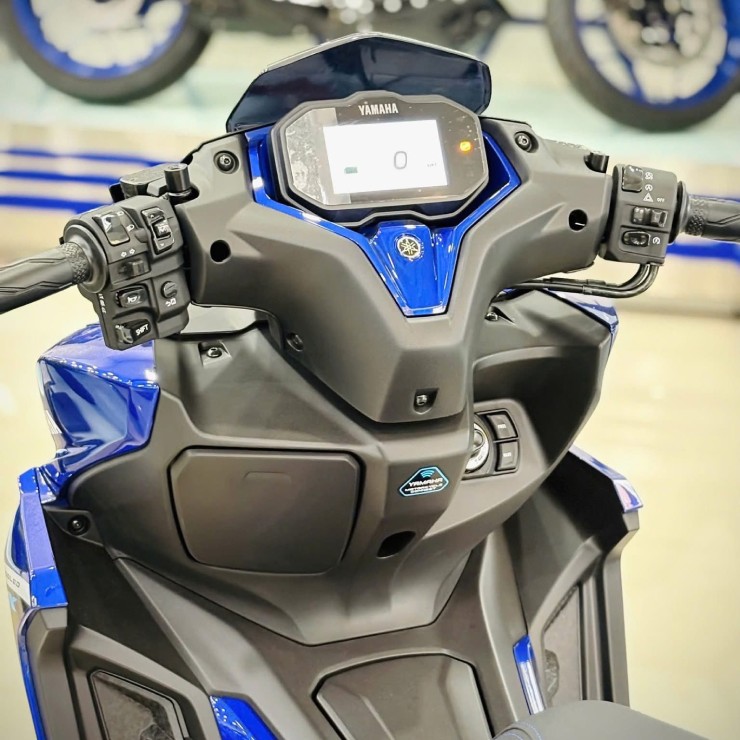 Nam giới nên chọn Honda Air Blade 160 hay Yamaha NVX 155 VVA? - 12