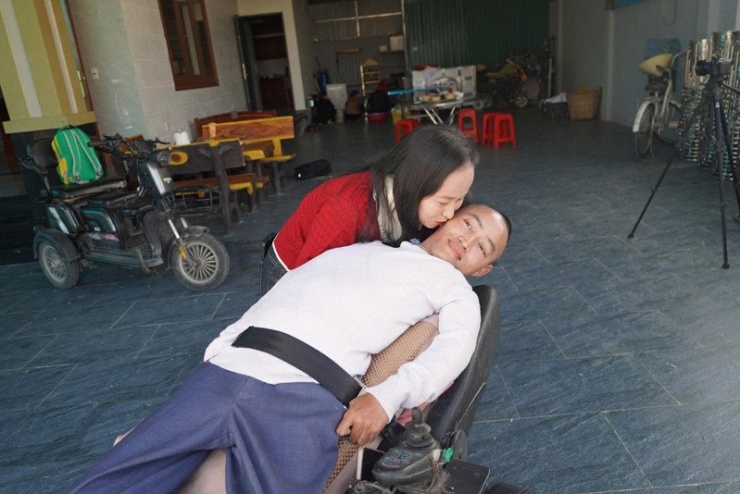 Anh Kỳ và vợ trong căn nhà mới xây của hai vợ chồng&nbsp;