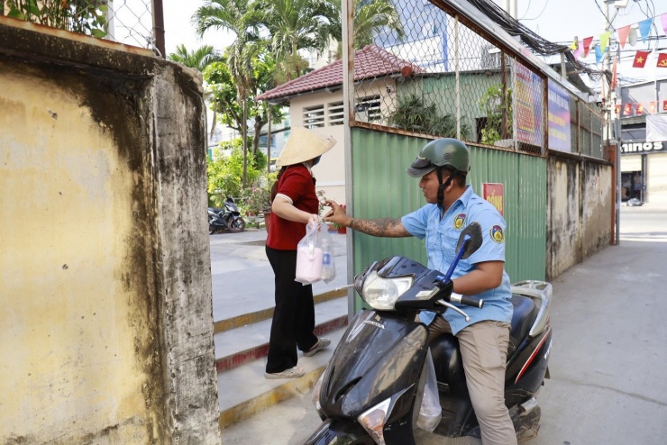 Nhiều phụ huynh mong muốn nhà trường có phương án tổ chức lại bán trú để không còn cảnh đội nắng đưa cơm cho con. Ảnh: Anh Nhàn