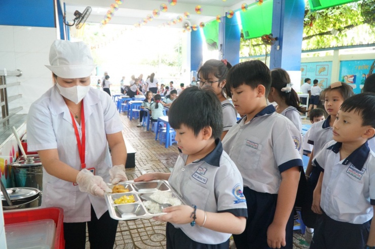 Sau vài ngày khôi phục bán trú cho hơn 300 học sinh, nhiều em ăn hết suất và đánh giá bữa ăn ngon, phù hợp khẩu vị. Ảnh: Anh Nhàn