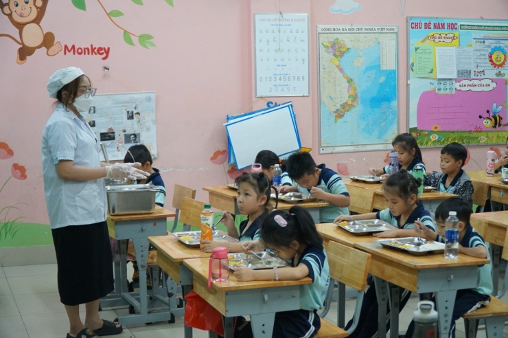 Trường Tiểu học Đinh Bộ Lĩnh (phường Xóm Chiếu) tổ chức lại bữa ăn bán trú cho hơn 300 học sinh. Ảnh: Anh Nhàn