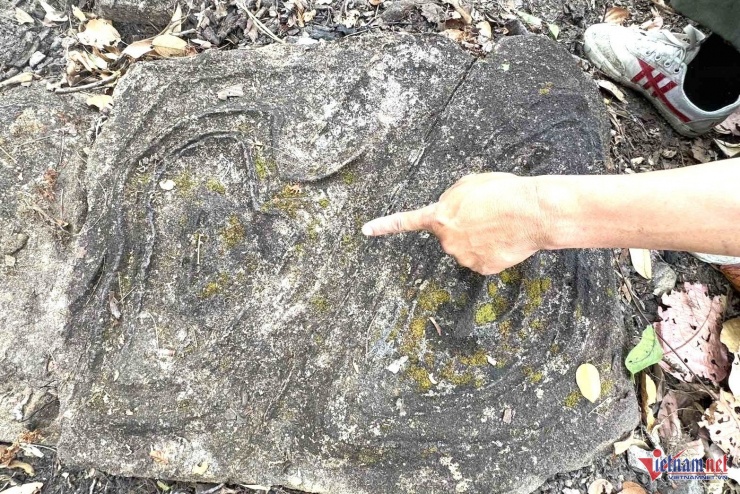 Cán bộ văn hóa xã Buôn Đôn khẳng định những họa tiết này có tác động từ bàn tay con người. Ảnh: Hải Dương