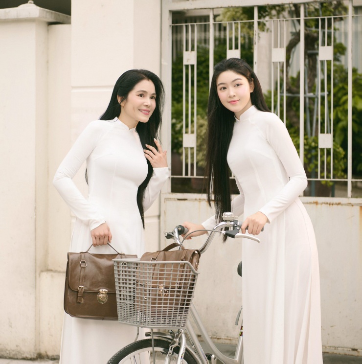 Mai Thảo Linh (Lọ Lem) - con gái lớn nhà MC Quyền Linh đăng tải bộ ảnh diện áo dài trắng cùng mẹ. Cô bé viết: "Lưu giữ thanh xuân bên người bạn thân mà Lem yêu thương nhất".