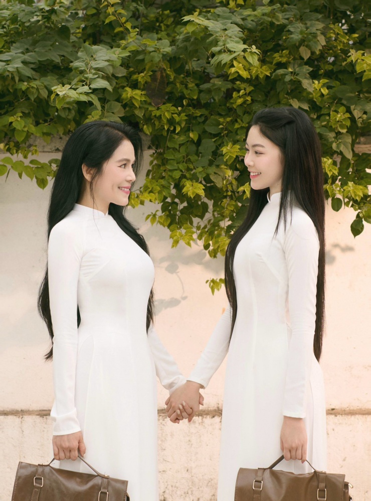 Vợ MC Quyền Linh đáp lại bài đăng dễ thương của con gái: "Đôi bạn thân, khác lớp mà chung nhà".