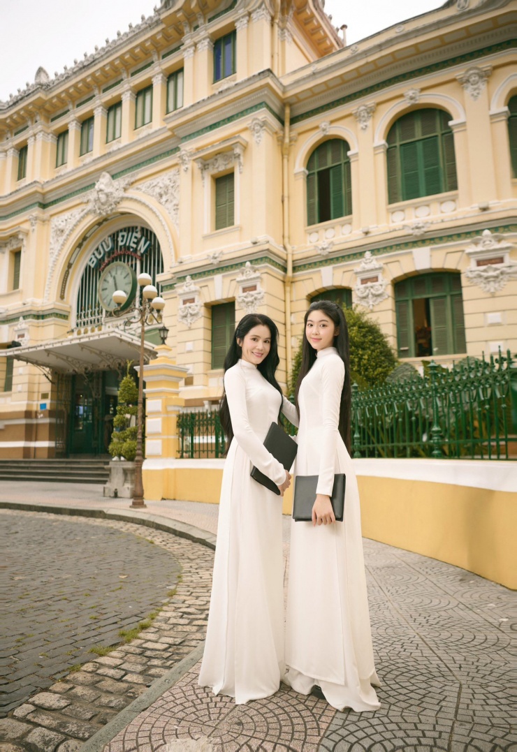 Trong bộ ảnh, Lọ Lem và mẹ diện tà áo dài trắng đơn giản nhưng toát lên sự tinh tế. Mái tóc dài suôn nhẹ, gương mặt thanh tú cùng nụ cười nhẹ nhàng khiến cô được khen ngợi như “nàng thơ tuổi học trò”.