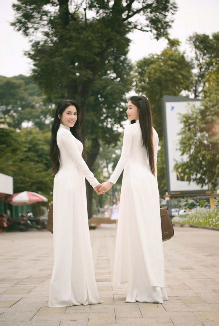 Khoảnh khắc hai mẹ con cùng mỉm cười, cùng diện trang phục truyền thống khiến nhiều người không khỏi trầm trồ khen ngợi. MC Quyền Linh hạnh phúc dành lời khen cho 2 mẹ con: "Hai chị em dễ thương quá. Yêu lắm và thương lắm!" và được con gái chia sẻ: "Hai chị em cảm ơn ba Linh".