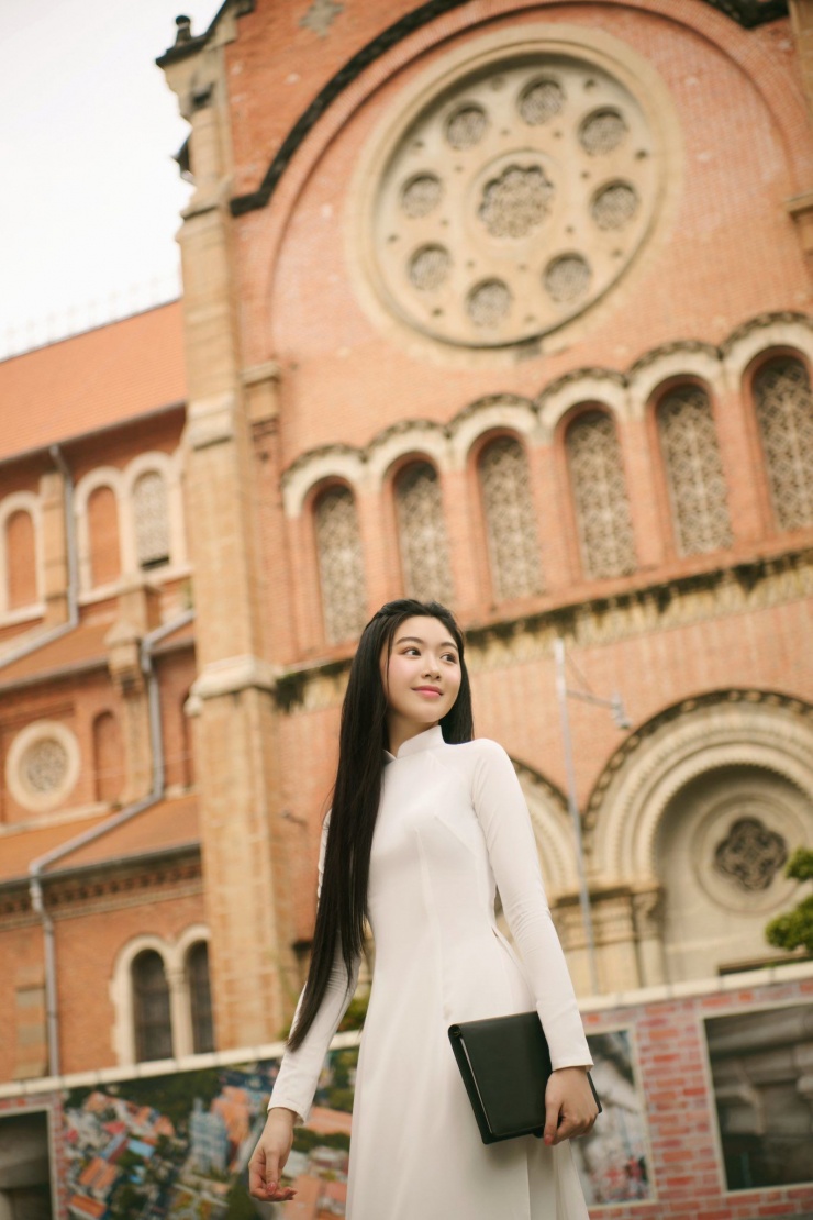 Lọ Lem ngày càng trưởng thành trong diện mạo và thần thái, song vẫn giữ được nét hồn nhiên đặc trưng. Điều này giúp hình ảnh của cô luôn nhận được thiện cảm từ công chúng.