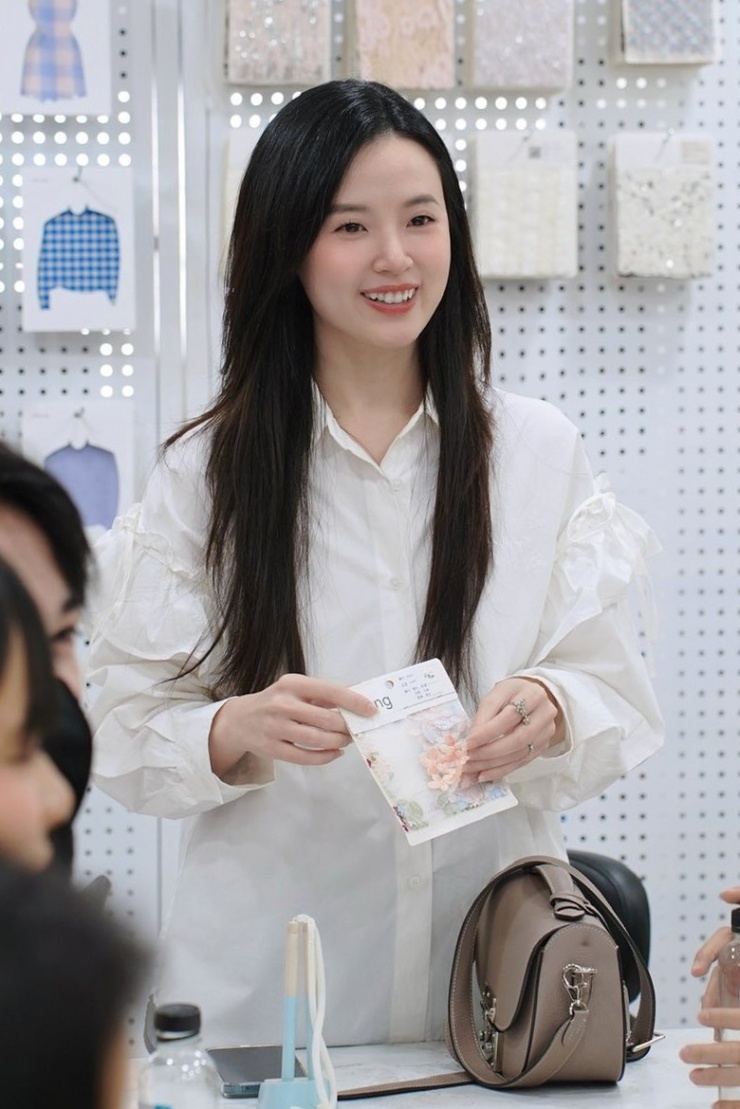 Khi mặc đồ đơn sắc và tối giản, Midu được nhiều khán giả khen trông trẻ trung không kém sinh viên.