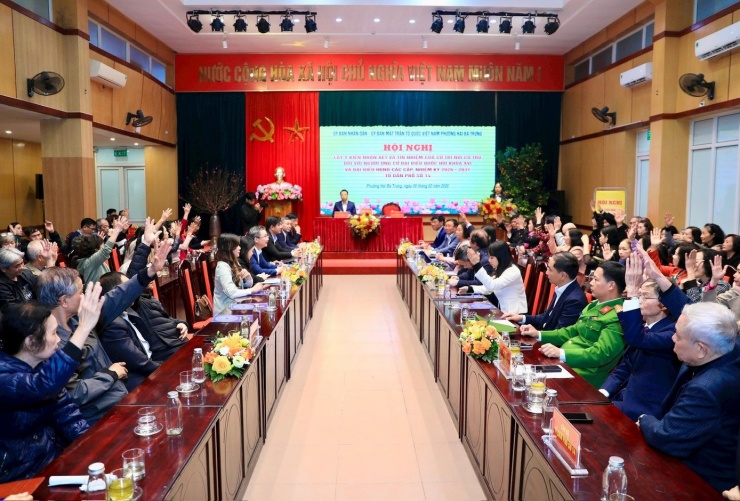 Các cử tri biểu quyết tại hội nghị. Ảnh: PV.