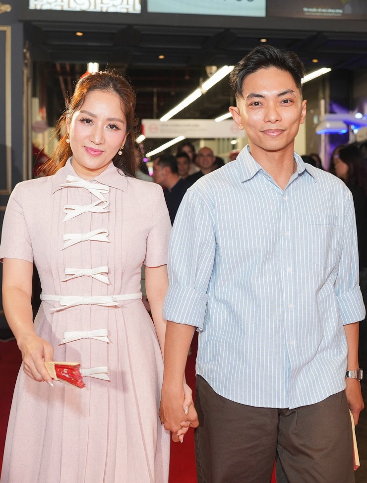 Vợ chồng Khánh Thi - Phan Hiển tình tứ tay trong tay đi xem phim 'Mùi phở' của đạo diễn Minh Beta.