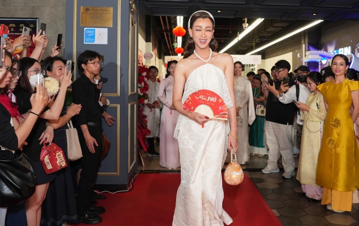 Phan Như Thảo diện áo dài hội ngộ dàn sao trên thảm đỏ - 4