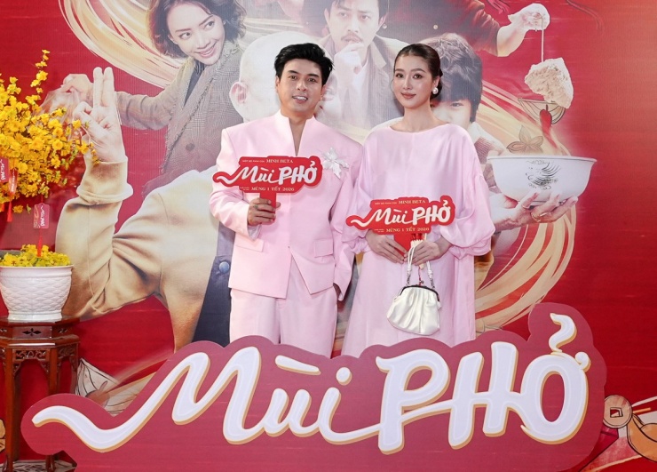 Vợ chồng ca sĩ Hồ Quang Hiếu mặc ton sur ton, 'trốn' con đi sự kiện.