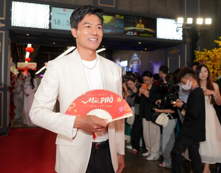 Hiếu Nguyễn hào hứng tới thưởng thức bộ phim xoay quanh câu chuyện một gia đình Việt nhiều thế hệ làm nghề bán quán phở, xen kẽ các tình huống hài hước, chọc cười khán giả.