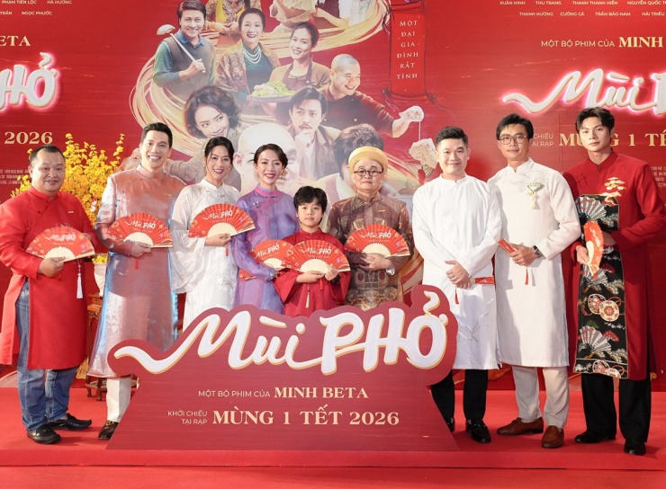 Êkíp làm phim 'Mùi phở' gồm nghệ sĩ Xuân Hinh, diễn viên Thu Trang, Hà Hương, đạo diễn Minh Beta... tại sự kiện tối 5/2.